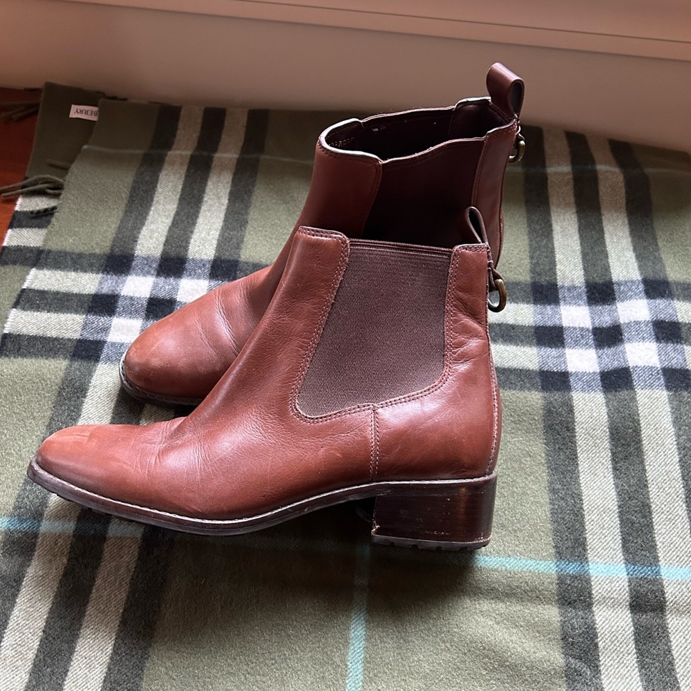 Gently used Women’s Greenwich waterproof Chelsea Bootie.